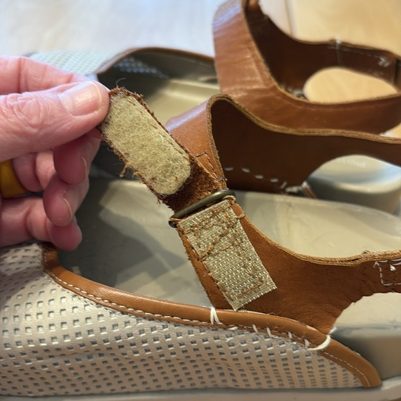 Patrizia Bonfanti cream and brown sandal with Velcro close ankle strap. Size 8.5 - Picture 4 of 10